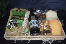 pakket op houten dienblad pakket op houten dienblad