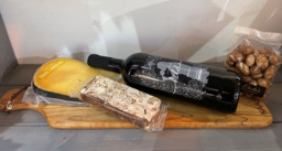 pakket op serveerplank